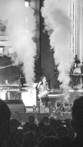 Saras Menon Instagram - Nanga ketadhu... @jharrisjayaraj sir engaluku kuduthadhu What an incredible vibe he is 😍😍😍 . . . . . . . . . . . . . . . . . . . . #Chennai #harrisjayaraj #concert #viralreels #kollywood #noiseandgrains