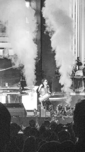 Saras Menon Instagram - Nanga ketadhu... 

@jharrisjayaraj sir engaluku kuduthadhu

What an incredible vibe he is 😍😍😍

.
.
.
.
.
.
.
.
.
.
.
.
.
.
.
.
.
.
.
.
#Chennai #harrisjayaraj #concert #viralreels #kollywood #noiseandgrains