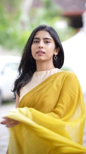 Saras Menon Instagram - Green Flag Energy 💚🍀😂
 
Ombré Chanderi Sari - @alka.hari 

Fun shoot with @mayorofbasecamp @alka.hari 

📸 - @its_gireesh (Tq )✨

#letmebeyourpachainirame #alaipayuthey