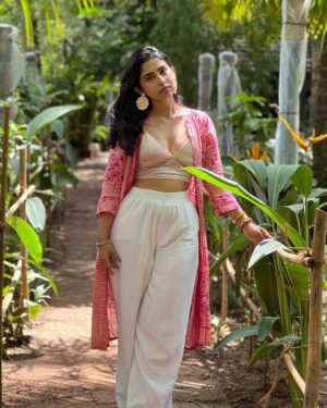 Saras Menon Instagram - When I can’t seem to think, I just wear pink 🌸

Top from @labelanaira @shriya_srivatsan 

📸 @himalishah168 ( also an ace director 🤩)