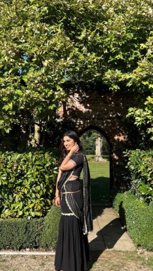Saras Menon Instagram - Twirling away in something like a saree 🖤 loved this song because I heard my name as a part of the lines 😂 also congrats @sanjithhegde for making the coolest remixes, waiting for more dudes 😏

Thank you for customising it @yeh_lehenga_nahi_mehenga ✨✨

Tq for taking some of these @dr.mudgal 
Beautiful wedding #aishgotus 🌞

#sareenotsorry