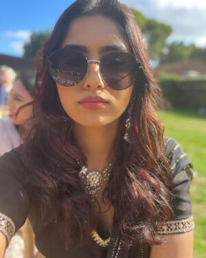 Saras Menon Instagram - Black saree need not mean you’re a villi 😛🖤
#usgotaish

Outfit @yeh_lehenga_nahi_mehenga 🌟🌟