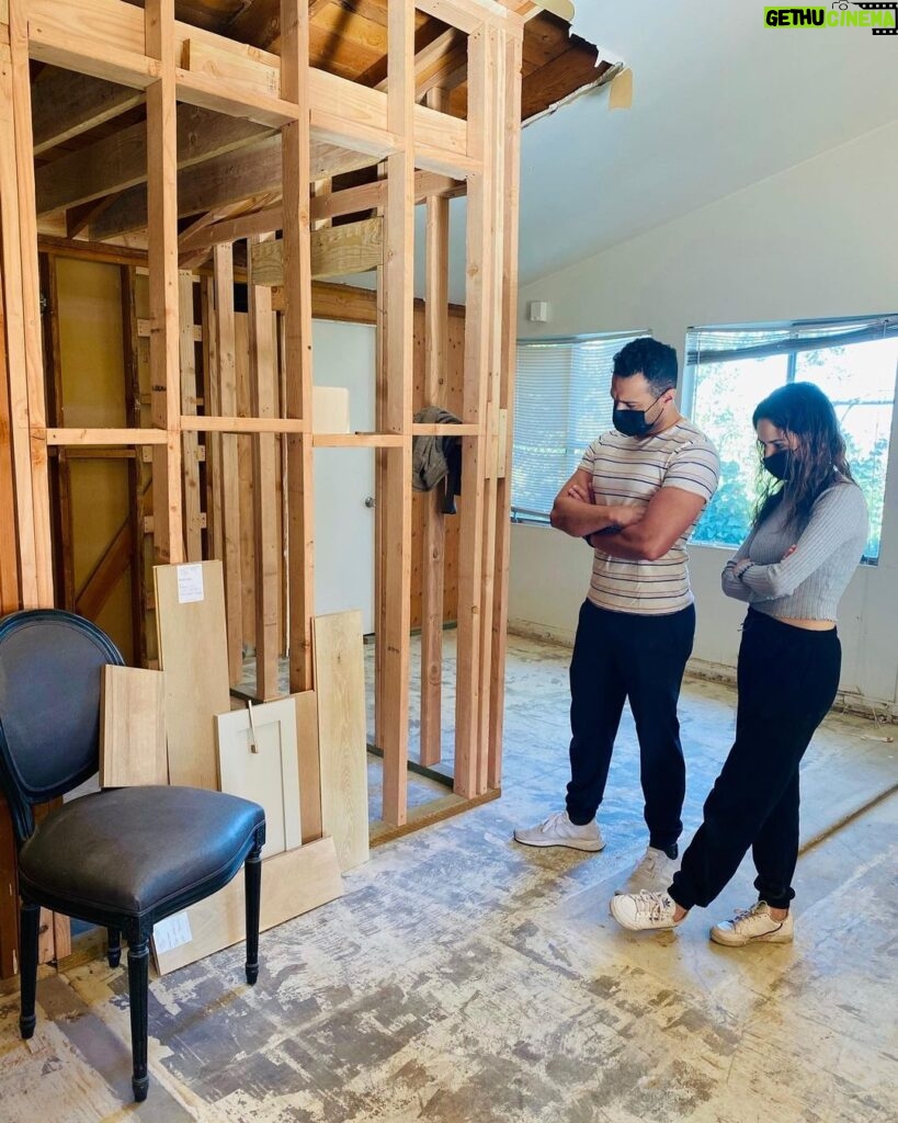 Sasha Clements Instagram - No one tells you that 90% of renovating is spending HOURS staring at different sample options - in different combinations - in different lighting - in different parts of the house 😵 Thank you @jenkellytisdale for capturing 📷