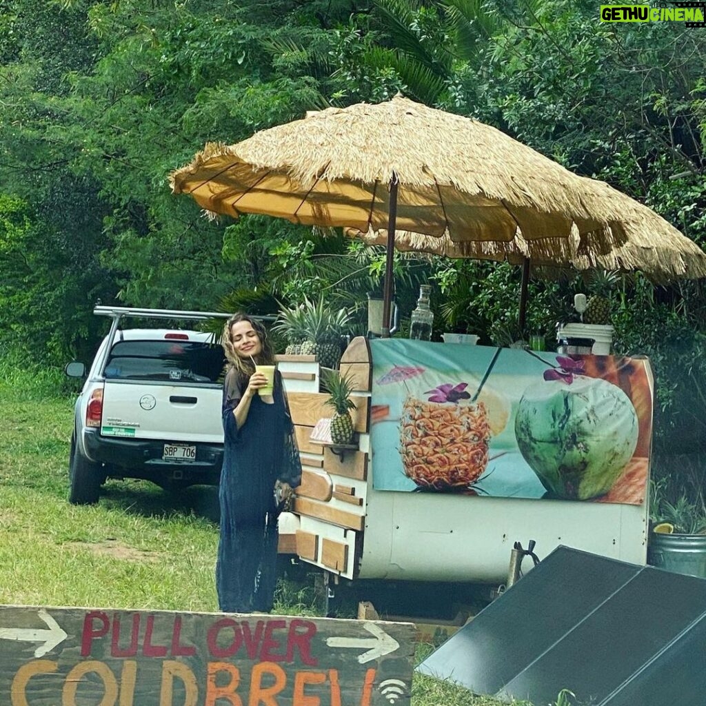 Sasha Clements Instagram - Them: How much do you want to go back to Hawaii?⁠⁠ Me: Yes⁠⁠. ⁠⁠ *Btw the last video is a quintessential example of who Corbin and I are as people. We will know your chart by the end of dinner🔮 #shesallaries ⁠⁠ ⁠⁠ ⁠⁠ Oahu, Hawaii