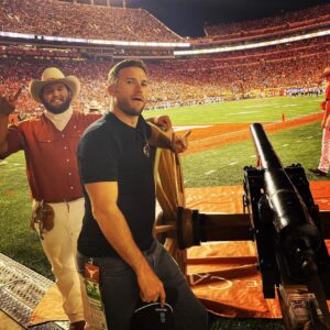 Scott Eastwood Instagram - Never fired a cannon before.  That was fun.  Hook em 🤘 Texas