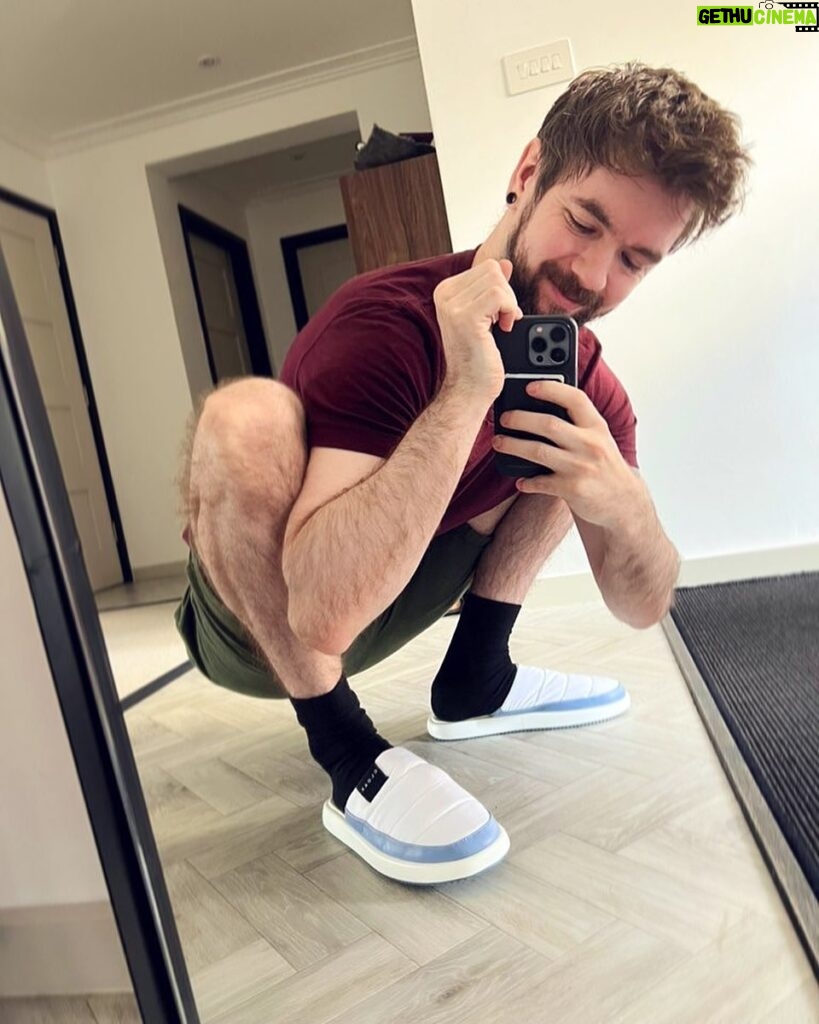 Seán McLoughlin Instagram - Rate my squat out of 10! We launched slippers with Cloak. Get them now to be able to squat this deep
