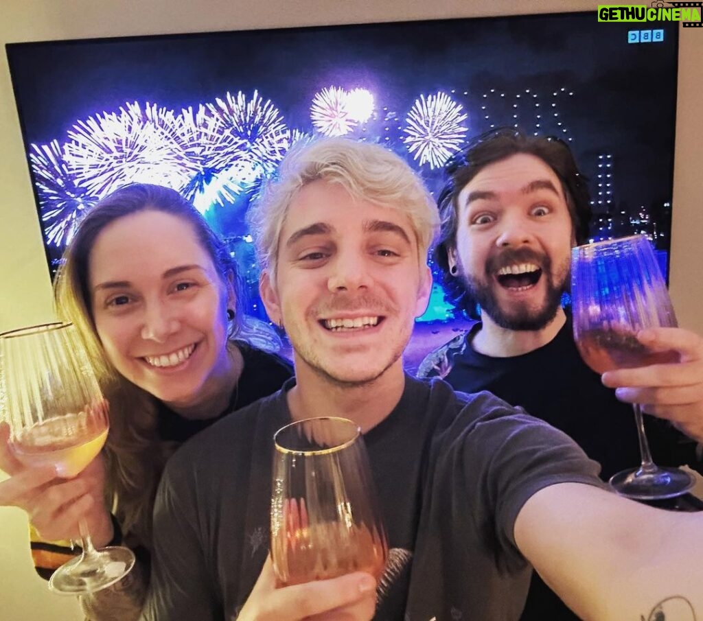 Seán McLoughlin Instagram - HAPPY NEW YEAR 🎉