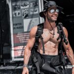 Sebastián Rulli Instagram - Desde que nace, lleva el peso de la gravedad sobre sus hombros; pero el hombre sólo tiene que sumergirse para ser libre -Jacques Cousteau #i❤️buceo #scubadiving 📸 @angeliqueboyer Mahahual
