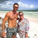 Sebastián Rulli Instagram - ¡Feliz día, Mamá! Eres el mejor ejemplo de bondad y entrega, cariño, amor y sin temor a equivocarme puedo decir que eres la mejor ...Te Amo Mamá !! Para los que se preguntan por qué la felicito Hoy sino es 10 de Mayo…. ? En España hoy se festeja el Día de la Madre y ella vive allí! 🤓👍❤️ Todo mi Amor y admiración a todas las Madres… todos los días del Año. Gracias por tanto. Feliz Día Mamá