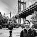 Sebastián Rulli Instagram - NY ciudad de misterios ocultos que todos podemos descubrir si la observamos y recorremos con todos los sentidos alertas. Sus luces, su gente… su magia. Todo brilla y deslumbra. Llenarse los ojos de lo que normalmente no vemos, pero imaginamos de esta gran ciudad. Reírnos juntos, sumar anécdotas, compartir silencios y suspiros. Que hermoso que es amarte y tenerte cerca @angeliqueboyer …en la gran 🍎 #nyc #love #avivirconamor #lifestyle #couplegoals #travel