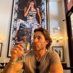 Sebastián Rulli Instagram - NY ciudad de misterios ocultos que todos podemos descubrir si la observamos y recorremos con todos los sentidos alertas. Sus luces, su gente… su magia. Todo brilla y deslumbra. Llenarse los ojos de lo que normalmente no vemos, pero imaginamos de esta gran ciudad. Reírnos juntos, sumar anécdotas, compartir silencios y suspiros. Que hermoso que es amarte y tenerte cerca @angeliqueboyer …en la gran 🍎 #nyc #love #avivirconamor #lifestyle #couplegoals #travel