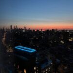 Sebastián Rulli Instagram - NY ciudad de misterios ocultos que todos podemos descubrir si la observamos y recorremos con todos los sentidos alertas. Sus luces, su gente… su magia. Todo brilla y deslumbra. Llenarse los ojos de lo que normalmente no vemos, pero imaginamos de esta gran ciudad. Reírnos juntos, sumar anécdotas, compartir silencios y suspiros. Que hermoso que es amarte y tenerte cerca @angeliqueboyer …en la gran 🍎 #nyc #love #avivirconamor #lifestyle #couplegoals #travel