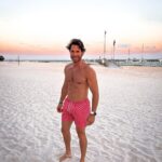 Sebastián Rulli Instagram - Definitivamente Amoooo la Playa!!! Y tú? Foto 1 o 2? 🤔 #enelmarlavidaesmassabrosa #playita #arenaysol Playa Del Carmen Cancun