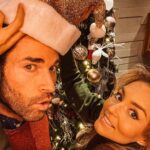 Sebastián Rulli Instagram - Felíz Navidad 🎄 con todo nuestro Amor!!! Muchas bendiciones para ustedes y sus seres queridos ♥️♥️♥️. Agradecidos con el Amor y muestras de cariños que nos dan, detalles que nos hacen llegar y sonrisas de emoción que nos provocan. Los amamos. #navidad2022 #merrychristmas #fiesta #familia Navidad con Amor