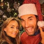 Sebastián Rulli Instagram - Felíz Navidad 🎄 con todo nuestro Amor!!! Muchas bendiciones para ustedes y sus seres queridos ♥️♥️♥️. Agradecidos con el Amor y muestras de cariños que nos dan, detalles que nos hacen llegar y sonrisas de emoción que nos provocan. Los amamos. #navidad2022 #merrychristmas #fiesta #familia Navidad con Amor