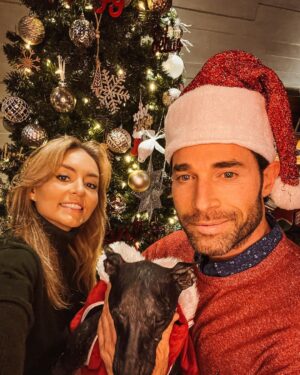Sebastián Rulli Instagram - Felíz Navidad 🎄 con todo nuestro Amor!!! Muchas bendiciones para ustedes y sus seres queridos ♥️♥️♥️. Agradecidos con el Amor y muestras de cariños que nos dan, detalles que nos hacen llegar y sonrisas de emoción que nos provocan. Los amamos.
#navidad2022 #merrychristmas #fiesta #familia