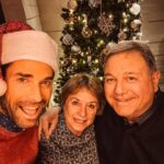 Sebastián Rulli Instagram - Felíz Navidad 🎄 con todo nuestro Amor!!! Muchas bendiciones para ustedes y sus seres queridos ♥️♥️♥️. Agradecidos con el Amor y muestras de cariños que nos dan, detalles que nos hacen llegar y sonrisas de emoción que nos provocan. Los amamos. #navidad2022 #merrychristmas #fiesta #familia Navidad con Amor
