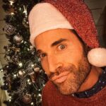 Sebastián Rulli Instagram - Felíz Navidad 🎄 con todo nuestro Amor!!! Muchas bendiciones para ustedes y sus seres queridos ♥️♥️♥️. Agradecidos con el Amor y muestras de cariños que nos dan, detalles que nos hacen llegar y sonrisas de emoción que nos provocan. Los amamos. #navidad2022 #merrychristmas #fiesta #familia Navidad con Amor