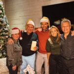 Sebastián Rulli Instagram - Felíz Navidad 🎄 con todo nuestro Amor!!! Muchas bendiciones para ustedes y sus seres queridos ♥️♥️♥️. Agradecidos con el Amor y muestras de cariños que nos dan, detalles que nos hacen llegar y sonrisas de emoción que nos provocan. Los amamos. #navidad2022 #merrychristmas #fiesta #familia Navidad con Amor