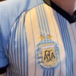 Sebastián Rulli Instagram - Y la Navidad ya llegó para todos l@s Argentinos!!! No hay mejor regalo que esta copa del mundo!! Que mundial y Partido tan impresionante!! La mejor final de todos los tiempos. 2 equipazos dándolo todo y el resultado más emocionante para los que amamos Argentina y sabemos lo importante que es una alegría asi en momentos difíciles. Felicidades @leomessi !!! Te merecías levantar esta copa!! Y sobretodo GRACIAS POR UNIR los corazones de todos los jugadores y formar un equipo memorable. Bravo Capitán y bravo a toda la selección de Argentina!! VAMOS ARGENTINA CARAJOOO!! Campeones mundiales de fútbol!!! #qatar #mundial #copadomundo #campeones #argentina #futbol Vamos Argentina