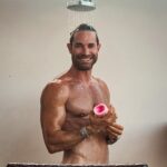 Sebastián Rulli Instagram - Viernes!! Toca LIMPIA y tallada a fondo porque tocaaaa!! Esto no es brujería pero les aseguro que ayuda y funciona de maravilla 🤪 Hoy también te toca?😉 #viernes #picoftheday #limpiasemanal #hoytoca 📸 @angeliqueboyer 😍 Limpia TODO