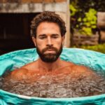 Sebastián Rulli Instagram - Buenas y frescas las tengan!!! A comenzar esta semana con positivismo y energía renovada!! Los baños de hielo o terapia de frio( cómo lo quieran llamar) es algo que quería experimentar. Sumergirme durante 15 min en el mediterráneo, que tiene una temperatura de 15 grados, me resultó mucho más soportable que 3 min en esta tina a 3 grados!! 😱😱😱🤯. Pero reconozco que el resultado valió la pena. El trabajo mental que se necesita para controlar la reacción física es muy satisfactorio. …Luego uno se siente increíble!! Independientemente de los beneficios extras al sistema inmunológico que también tienen. #soloparavalientesolocos #terapiadehielo #ugfriodelcarajo 🥶 #lifestyle #motivation #goodbives #monday Ya lo probaste? Que te pareció? Si no lo hiciste, lo harias?? HACE FRIO