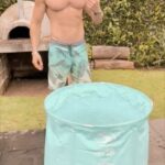 Sebastián Rulli Instagram - Buenas y frescas las tengan!!! A comenzar esta semana con positivismo y energía renovada!! Los baños de hielo o terapia de frio( cómo lo quieran llamar) es algo que quería experimentar. Sumergirme durante 15 min en el mediterráneo, que tiene una temperatura de 15 grados, me resultó mucho más soportable que 3 min en esta tina a 3 grados!! 😱😱😱🤯. Pero reconozco que el resultado valió la pena. El trabajo mental que se necesita para controlar la reacción física es muy satisfactorio. …Luego uno se siente increíble!! Independientemente de los beneficios extras al sistema inmunológico que también tienen. #soloparavalientesolocos #terapiadehielo #ugfriodelcarajo 🥶 #lifestyle #motivation #goodbives #monday Ya lo probaste? Que te pareció? Si no lo hiciste, lo harias?? HACE FRIO