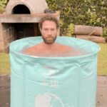 Sebastián Rulli Instagram - Buenas y frescas las tengan!!! A comenzar esta semana con positivismo y energía renovada!! Los baños de hielo o terapia de frio( cómo lo quieran llamar) es algo que quería experimentar. Sumergirme durante 15 min en el mediterráneo, que tiene una temperatura de 15 grados, me resultó mucho más soportable que 3 min en esta tina a 3 grados!! 😱😱😱🤯. Pero reconozco que el resultado valió la pena. El trabajo mental que se necesita para controlar la reacción física es muy satisfactorio. …Luego uno se siente increíble!! Independientemente de los beneficios extras al sistema inmunológico que también tienen. #soloparavalientesolocos #terapiadehielo #ugfriodelcarajo 🥶 #lifestyle #motivation #goodbives #monday Ya lo probaste? Que te pareció? Si no lo hiciste, lo harias?? HACE FRIO