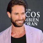 Sebastián Rulli Instagram - De…morado y Felíz!! 🕺💥 Les dejo un collage de momentos compartidos durante la presentación de #losricostambienlloran en Miami para USA🇺🇸 . Gracias a todos los que nos acompañaron y sufrieron el calor de esa tarde y a los que lo hicieron por las redes!! Todo mi cariño de regreso!!! #producciondelujo #momentosinolvidables Gracias @claudia3martin por tu buena onda profesionalismo y disposición siempre!! A @patricio1357 por sus palabras, tan importantes para mi!🙌 Que les parecieron los primeros capítulos? No se la pierdan de lunes a viernes de 10pm/9 centro por @univision Miami, Florida