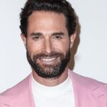 Sebastián Rulli Instagram - Para cuando uno anda rosado… qué pomada recomiendan? 🤔🤪🕺 Sean serios con los comentarios🤨🧐😄 Stylist @rodrigoaalcantara 🚀💥 #losricostambienlloran #miami #actorslife Miami, Florida