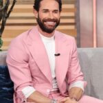 Sebastián Rulli Instagram - Para cuando uno anda rosado… qué pomada recomiendan? 🤔🤪🕺 Sean serios con los comentarios🤨🧐😄 Stylist @rodrigoaalcantara 🚀💥 #losricostambienlloran #miami #actorslife Miami, Florida