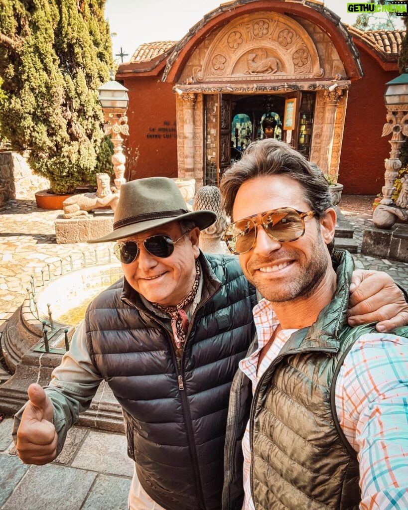 Sebastián Rulli Instagram - Querido Papá @oscarabelrulli ! Hoy, en tu cumpleaños, quiero dedicarte estas palabras llenas de amor y gratitud. Eres mi superhéroe incansable, un hombre de palabra que nunca deja de luchar por lo que cree y siempre ve el lado positivo de la vida. Tu fuerza, tu dedicación y tu amor incondicional son inspiradores para todos aquellos que tenemos la suerte de tenerte cerca. Siempre estás ahí para apoyarnos, guiarnos y enseñarnos con tu ejemplo. Tu positivismo y tu actitud resiliente nos enseñan a nunca darnos por vencidos y a enfrentar cada desafío con valentía. En este día especial, quiero desearte el más feliz de los cumpleaños. Que sea un año lleno de bendiciones y que se te devuelva todo el amor y la alegría que nos das. Gracias por ser el mejor padre que alguien podría desear. Te amo infinitamente y siempre estaré agradecido por todo lo que haces por nosotros. Feliz cumpleaños, Papá! #teamo #felizcumplepapá Tu Cumple Feliz