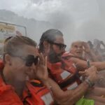 Sebastián Rulli Instagram – Una experiencia inolvidable!
Sentimos juntos la fuerza y la majestuosidad de las cataratas. El sonido atronador, la bruma fresca en nuestra piel y la pura energía de la naturaleza nos dejó sin palabras. Este video no logra transmitir toda la emoción que vivimos, ¡pero espero que pueda transmitir un poco de la magia que sentimos estando allí. #Cataratas #ConexiónNatural #AventuraEnPareja #vacation Cataratas del Iguazu, Argentina