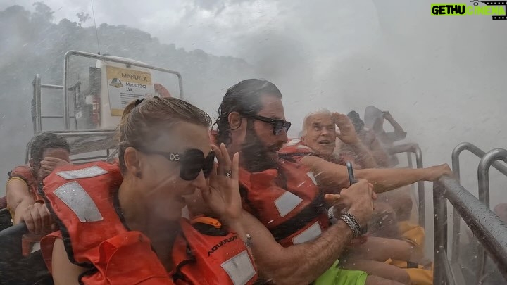 Sebastián Rulli Instagram - Una experiencia inolvidable! Sentimos juntos la fuerza y la majestuosidad de las cataratas. El sonido atronador, la bruma fresca en nuestra piel y la pura energía de la naturaleza nos dejó sin palabras. Este video no logra transmitir toda la emoción que vivimos, ¡pero espero que pueda transmitir un poco de la magia que sentimos estando allí. #Cataratas #ConexiónNatural #AventuraEnPareja #vacation Cataratas del Iguazu, Argentina