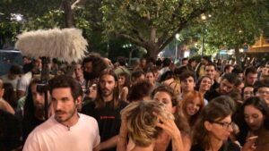 Sebastian Stan Instagram - #MondayTheMovie is out TOMORROW!!! 🇬🇷🇬🇷🇬🇷🇬🇷🇬🇷🇬🇷 #TBT to when all the fans showed up to support us!! The fucking greatest. Check out how to watch @ the link in my Stories!

@monday_themovie @argyburgy #DeniseGough @misstipper