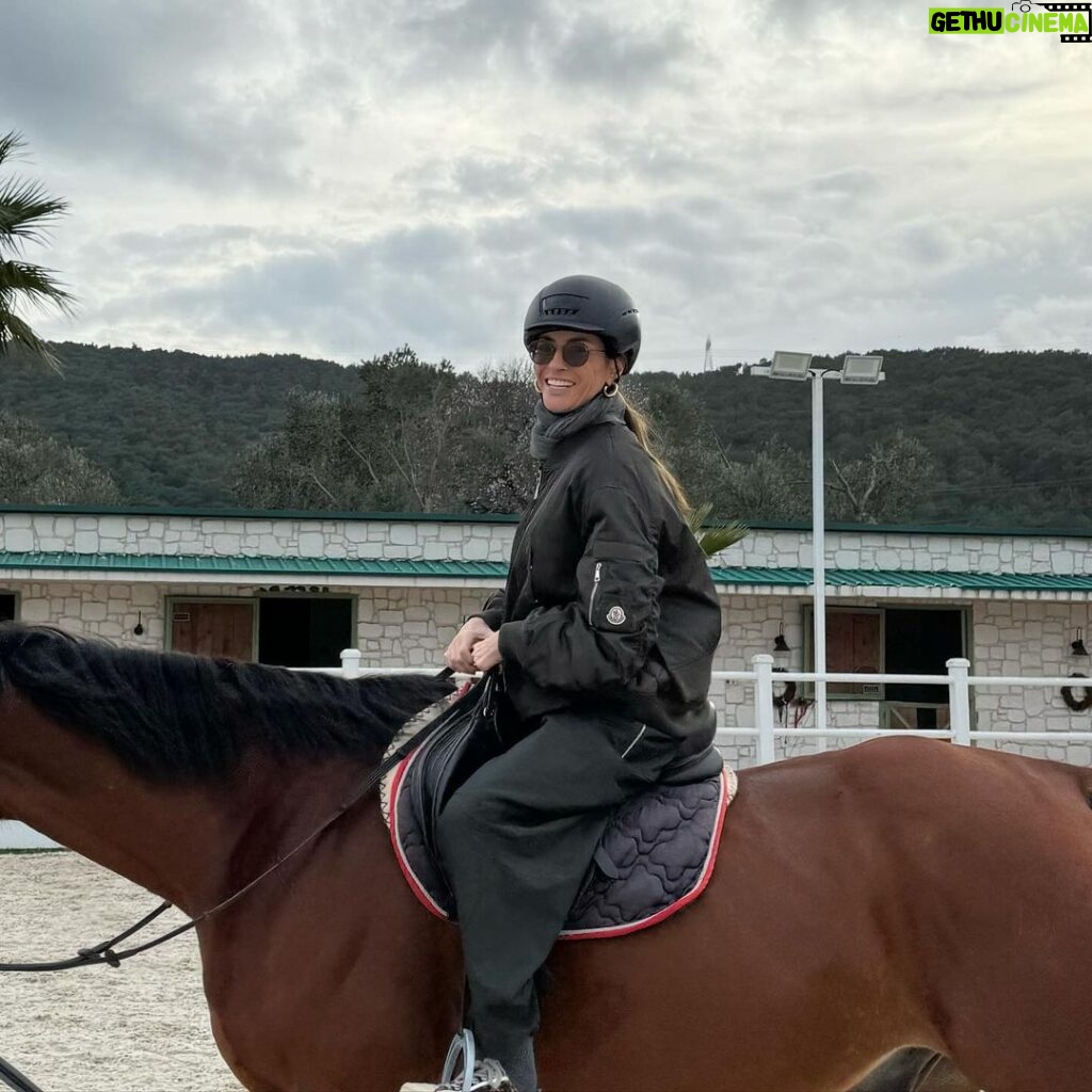 Sema Şimşek Instagram - Lord ve ben. Dugularım kalbimde, görseller burda dursun🐎🤎🐎 @ashacountryurla iyi ki vesile oldunuz 🫶🏻 #semasimsek #lord #horse #doğa #sevgi #ashacountryhotelurla Asha Country