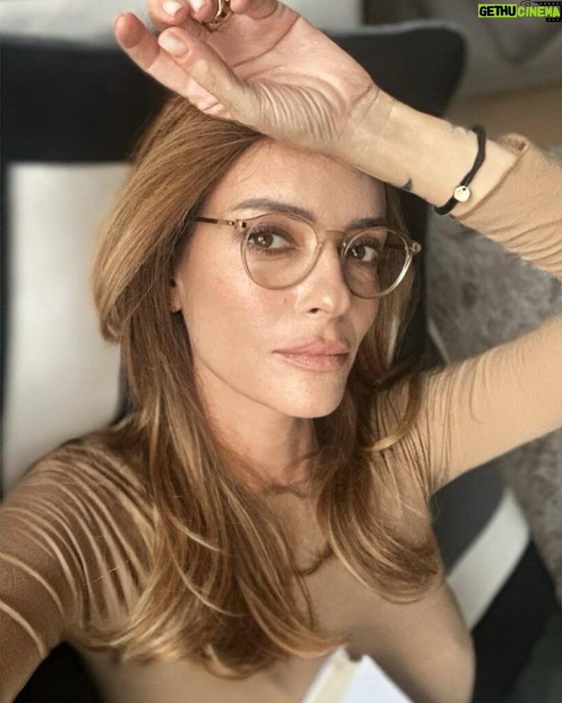 Sema Şimşek Instagram - Bana, sessiz kalmanın huzuru koruduğu öğretildi. Ta ki kimin huzurunu koruduğunu anlayana kadar. #semasimsek #kendimisevmeyiöğreniyorum