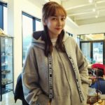 Seo Yeong Instagram - 몸이 좀 안좋았던 요며칠~ 그럼에도 불구하고 고마운 주말이 다가와서 남편에게 기대어 쉬는중. 어여 회복해야하는데... #으라차차 #힘을내요아줌마 #겨울중간어디쯤 #goodnight
