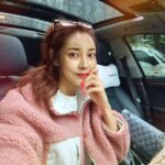 Seo Yeong Instagram - 양쪽집을 왔다갔다 하려니 여길가나 저길가나 청소만 하다가 지쳐버리는 내가 너무 싫어하는 겨울🫠 살이 아주 쭉쭉쭉ㅠ 그래도 신소이는 이쪽집에서 놀고먹고자고 저쪽집가서도 놀고먹고자고 컨디션 최상의 요즘이라 그나마 위안😉 여보 우리만 힘내면 돼...😬😬😬 #부디굳나잇🌙 판교 현대백화점