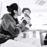 Seo Yeong Instagram - 급격히 떨어진 기온, 제일 싫어하는 눈쓰레기때문에 엄청 일하고 잠깐 까페에서 충전, 아...5분 행복했다...🔥 그래도 신소이는 계속 기분좋은것 같아서 다행임😬😬😬 P.s 보람이모의 꼬까옷 선물❤️ #파출부의계절 #겨울산장 #신소이는그저신남 #육아현실 #추위야가라 #근데2주뒤면내년인건가 #ohmygodgodgod Jisan Forest Ski Resort, 지산포레스트리조