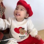 Seo Yeong Instagram - 급격히 떨어진 기온, 제일 싫어하는 눈쓰레기때문에 엄청 일하고 잠깐 까페에서 충전, 아...5분 행복했다...🔥 그래도 신소이는 계속 기분좋은것 같아서 다행임😬😬😬 P.s 보람이모의 꼬까옷 선물❤️ #파출부의계절 #겨울산장 #신소이는그저신남 #육아현실 #추위야가라 #근데2주뒤면내년인건가 #ohmygodgodgod Jisan Forest Ski Resort, 지산포레스트리조