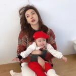 Seo Yeong Instagram - 급격히 떨어진 기온, 제일 싫어하는 눈쓰레기때문에 엄청 일하고 잠깐 까페에서 충전, 아...5분 행복했다...🔥 그래도 신소이는 계속 기분좋은것 같아서 다행임😬😬😬 P.s 보람이모의 꼬까옷 선물❤️ #파출부의계절 #겨울산장 #신소이는그저신남 #육아현실 #추위야가라 #근데2주뒤면내년인건가 #ohmygodgodgod Jisan Forest Ski Resort, 지산포레스트리조