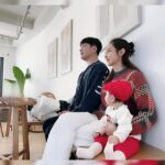 Seo Yeong Instagram - 급격히 떨어진 기온, 제일 싫어하는 눈쓰레기때문에 엄청 일하고 잠깐 까페에서 충전, 아...5분 행복했다...🔥 그래도 신소이는 계속 기분좋은것 같아서 다행임😬😬😬 P.s 보람이모의 꼬까옷 선물❤️ #파출부의계절 #겨울산장 #신소이는그저신남 #육아현실 #추위야가라 #근데2주뒤면내년인건가 #ohmygodgodgod Jisan Forest Ski Resort, 지산포레스트리조