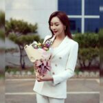 Seo Yeong Instagram - 머리카락을 다시 잘라? 길러? 아...복귀까진 마지막으로 머리 좀 길러보려했더니 신소이가 죄다 뜯어놔... 지금 어깨정도인듯 한데... 하루종일 노느라 손에 땀이 흥건히 젖어있는 손으로 머리잡히잖아요? 와... 진짜 고사리같은 쪼꼬만 손이 힘이 얼마나 센지 눈물이 남요... 내 딸이니까 참아요......🙃 #머리카락뜯기는소리 #표정관리안됨 #특히구렛나루 #돌아기랑신경전 #너내가누군지모르지 #다행인줄알아 #엄마가이길거야 #aorb #naverendingstory
