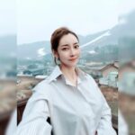 Seo Yeong Instagram - 밤샘촬영할 때도, 결혼, 임신, 출산할 때도, 그리고 현재 육아중일때도... 계속 혼자 기다리라고만 하게 되는 우리 김말리🐶 나랑 둘이 살다가 식구가 넷이 되어버린 사이 우리 말리도 많이 늙었어ㅠ 11년째 내 인생의 모든 일상과 순간, 이벤트에도 늘 옆에 있어주는 우리 말리 너무 고맙고 많이 미안해ㅠ 겨울이면 산장까지 와서 제대로 쉬지도 못하지만 그래도 혼자두는것보단 함께 하자😍 눈이 아닌 비가 와서 무서워하는 김말리는 내가, 오늘따라 유난히 칭얼대는 신소이는 남편이 마크! 비오는 겨울산장은 좀 스산하네ㅠ #familytime #goodnight Jisan Forest Ski Resort, 지산포레스트리조