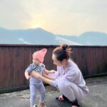 Seo Yeong Instagram - 올겨울도 산장생활 잘 적응중입니다💜 근데 점퍼도 필요없이 실내에 있으면 땀이 뻘뻘나고 밖에 나가면 봄,가을 냄새가 나는게 작년 이맘때 영하 15도로 비상이 걸렸던 때와는 매우 이질감이 드는... 하지만 돌아오는 주말부터는 겨울답게 추워진다는... 근데 또 눈소식이 아닌 비소식만 주구장창 있어서 어느장단에 맞춰야할지 모르겠다는... 어쨌든 그러는 와중에도 겨울에는 무쟈게 바쁜 엄빠를 따라 홍길동이 된 신소이는 무럭무럭 잘 자라는중이에요ㅎ 예상대로 벌써부터 키가 정말 큰 아기가 되고 있습니다😂 P.s 엄마보다는 작기를...나보다 크면 180... #겨울파출부시즌 #내쓰레빠멋있지 #산장에오면많음 #삐빠빠룰라 #숭그리당당숭당당 #2023winter Jisan Forest Ski Resort, 지산포레스트리조