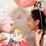 Seo Yeong Instagram - 1년전 11월 24일 오후 3시 9분. 신소이 탄생🤍 오늘 같은 시간에 남편과 둘이 셀프돌상 차리고 셀프촬영🖤 소이 봐가면서 하려니 많이 놓치고 미숙했지만 그래도 집에서 직접 우당탕탕 치르니 더 뜻깊었다~ 1년동안 아픈데 없이 진짜 건강하게 지내온 딸, 앞으로도 지금처럼만 커주길❤️ P.s 모두가 소이 돌 축하해줄때 1년간 고생했다며 날 챙겨주는 착하고 다정한 남편, 여보 드디어 1년이 지났어! 이제 19년 남았어ㅋ 잘해보자! 내년엔 나 본업 좀 하고올게ㅋㅋㅋ #돌끝맘 #행사끝 #홀가분 #눈누난나 #내일은예방접종이다 #mylovelydaughter #alliswell