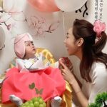 Seo Yeong Instagram - 1년전 11월 24일 오후 3시 9분. 신소이 탄생🤍 오늘 같은 시간에 남편과 둘이 셀프돌상 차리고 셀프촬영🖤 소이 봐가면서 하려니 많이 놓치고 미숙했지만 그래도 집에서 직접 우당탕탕 치르니 더 뜻깊었다~ 1년동안 아픈데 없이 진짜 건강하게 지내온 딸, 앞으로도 지금처럼만 커주길❤️ P.s 모두가 소이 돌 축하해줄때 1년간 고생했다며 날 챙겨주는 착하고 다정한 남편, 여보 드디어 1년이 지났어! 이제 19년 남았어ㅋ 잘해보자! 내년엔 나 본업 좀 하고올게ㅋㅋㅋ #돌끝맘 #행사끝 #홀가분 #눈누난나 #내일은예방접종이다 #mylovelydaughter #alliswell