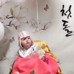 Seo Yeong Instagram - 1년전 11월 24일 오후 3시 9분. 신소이 탄생🤍 오늘 같은 시간에 남편과 둘이 셀프돌상 차리고 셀프촬영🖤 소이 봐가면서 하려니 많이 놓치고 미숙했지만 그래도 집에서 직접 우당탕탕 치르니 더 뜻깊었다~ 1년동안 아픈데 없이 진짜 건강하게 지내온 딸, 앞으로도 지금처럼만 커주길❤️ P.s 모두가 소이 돌 축하해줄때 1년간 고생했다며 날 챙겨주는 착하고 다정한 남편, 여보 드디어 1년이 지났어! 이제 19년 남았어ㅋ 잘해보자! 내년엔 나 본업 좀 하고올게ㅋㅋㅋ #돌끝맘 #행사끝 #홀가분 #눈누난나 #내일은예방접종이다 #mylovelydaughter #alliswell