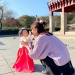 Seo Yeong Instagram - D-1 소이 돌 전야제ㅎ 남편과 동네 공원에서 찰칵📸 너무 추워서 코끝이 빨간데도 천하무적 소이는 컨디션 최상으로 돌 하루전까지 왔다ㅎ 소이를 품은채로 결혼식을 너무 성대하게 치르며 감사하게도 너무 많은 사람들의 축하를 받아서 돌잔치는 셀프로 해주기로 했는데 나날이 발전하는 남편의 사진실력덕에 짧고 굵게 샤샤샥! 이게 더 의미있고 오래 기억에 남을것 같아💗 내일도 화이팅해서 돌상 잘 차려주자 남편아ㅎ #한복입은만두 #1년이라니 #감개무량한밤 #myonlyone